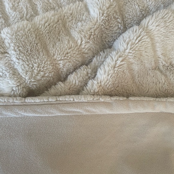 ✨3 for $25✨Faux Fur Throw Blanket - Picture 2 of 4